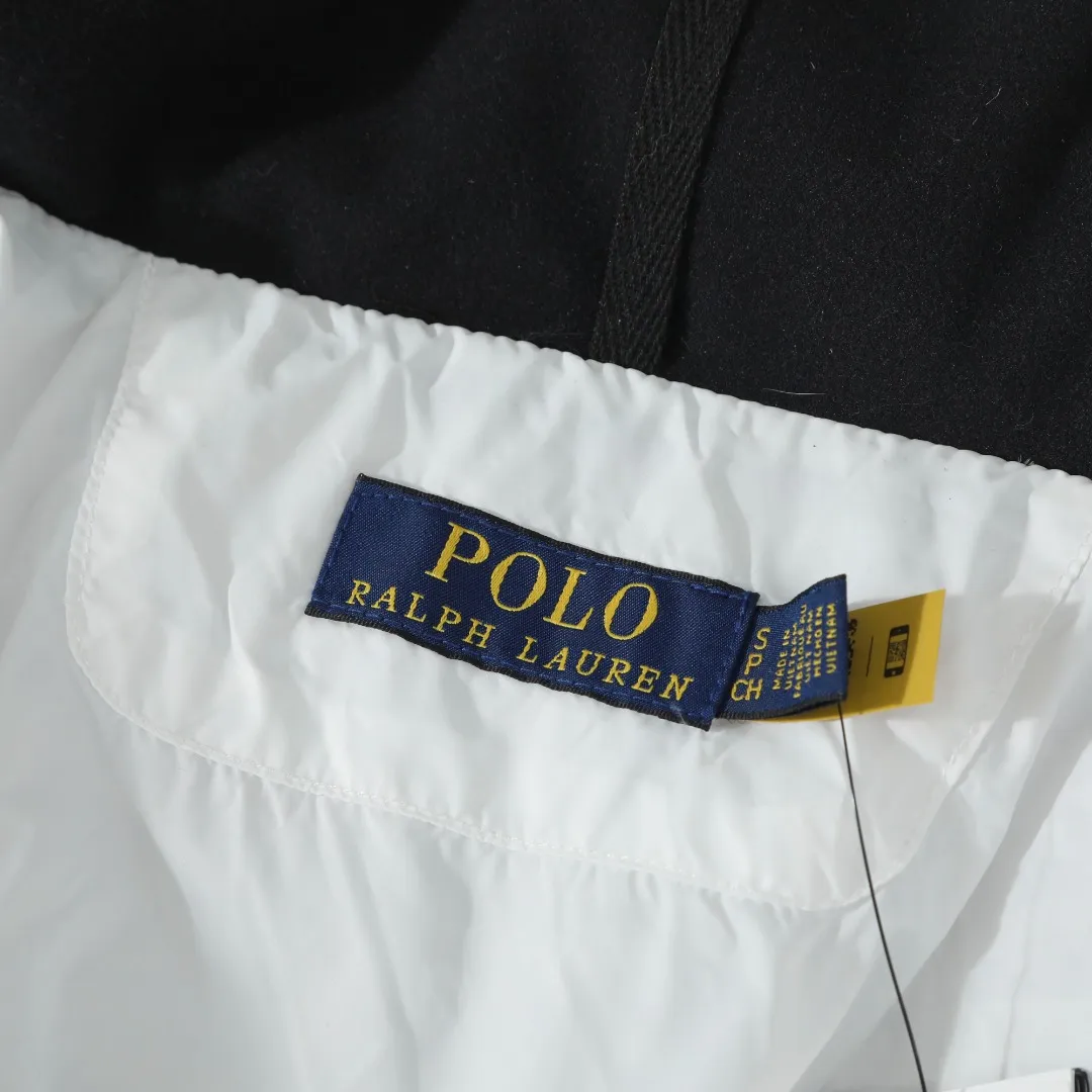 P680 #R58 Ralph Lauren/Ralph Lauren classic new down jacket jacket with detachable hood extra thick plush down jacket men's top "Thousands of stitches of electric embroidery, the logo is like a work of art" The imported Barudan embroidery machine is used to carve the classic polo logo with precision electric embroidery technology. Each letter is full and three-dimensional, with clear details, making it the "most expensive embroidered logo" on the down jacket, highlighting its extraordinary status. "75% national standard high-quality white duck down, light and heat-locking" is filled with 75% high-quality white duck down, which is light and pressure-free, but has excellent warmth retention. After compression, it can quickly rebound and become fluffy, say goodbye to bloat, embrace unburdened warmth, and face the cold winter without timidity. "Technical fabrics that protect against cold and wind and rain" · Long-lasting fluffy and non-stiffening, consistent thermal performance · 400T high-density gallbladder + pinhole retraction technology, completely say goodbye to velvet · Windproof and waterproof matte fabric with adjustable hem, easy to deal with bad weather "Five colors come together to interpret diverse styles" · White: pure first snow, fresh and versatile · Black: classic without limits, calm and atmospheric · Navy blue: low-key and elegant, suitable for both business and leisure · Sky blue: bright and healing, brightening up dull winter days · Khaki: retro and gentle, the first choice for urban wanderers "The details are authentic, the texture is everywhere" The original electroplated YK zipper is smooth and durable, the detachable hood can be worn multiple times, and the original hangtag and washable label ensure authentic quality. The same design for men and women makes it easy to control whether it is used as a couple's outfit or to create personal style, making it an indispensable fashion equipment this winter.  Color: Black, Navy, Khaki, White, Sky Blue Size: S M L